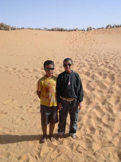 Mohammed et son pote font les stars avec nos lunettes !