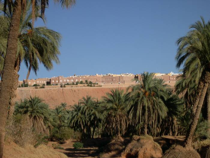 dans l'oued, au fond : nouvelle ville de Beni Izgen