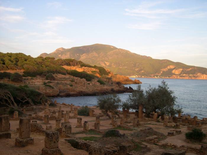 Lever de soleil sur les ruines de Tipasa, au fond le Chenoua