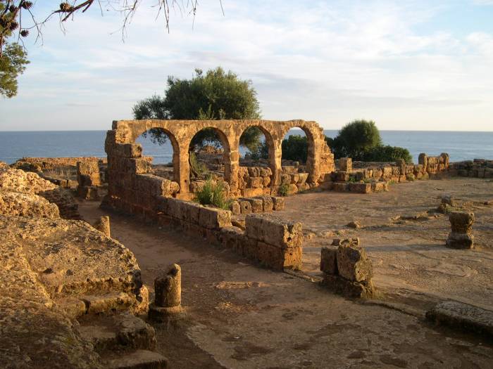 Les ruines s'enflamment au petit matin