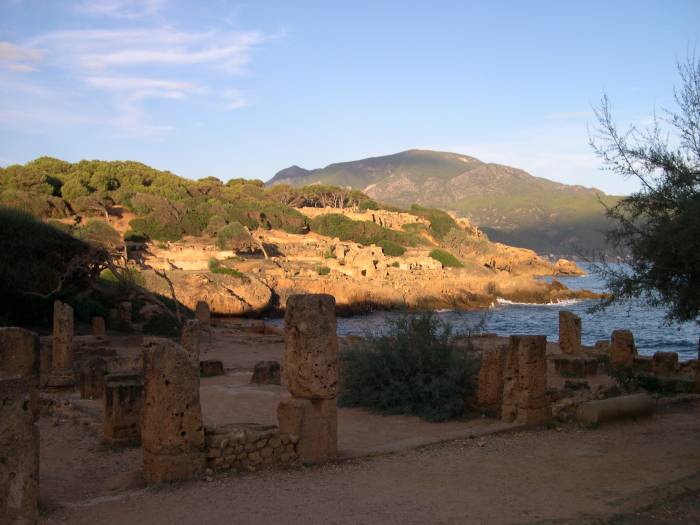 Lever de soleil sur les ruines de Tipasa, au fond le Chenoua