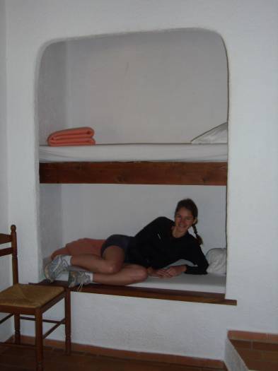 Anne Laure dans son lit troglodyte