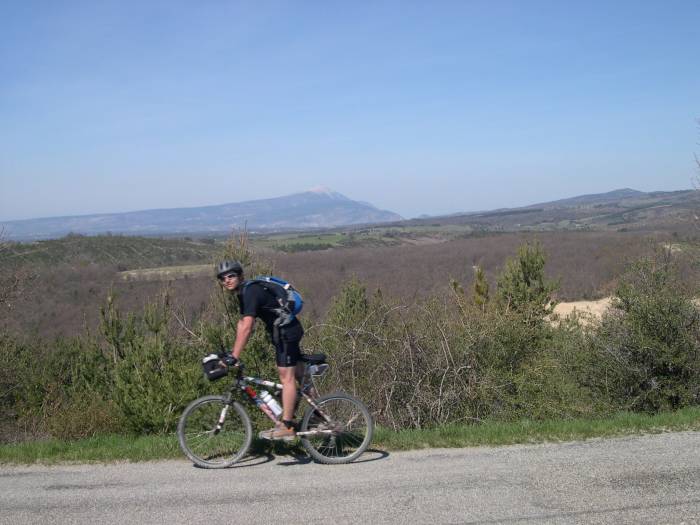 Au fond, le fameux Ventoux. Devant, un mec chelou.
