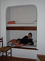 Anne Laure dans son lit troglodyte