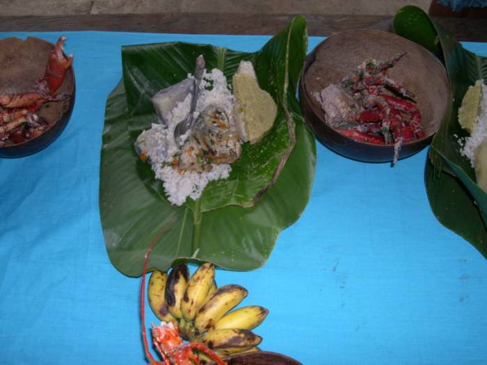 Repas: riz, fruit de l'arbre  pain, pat de banane, yucca, langouste