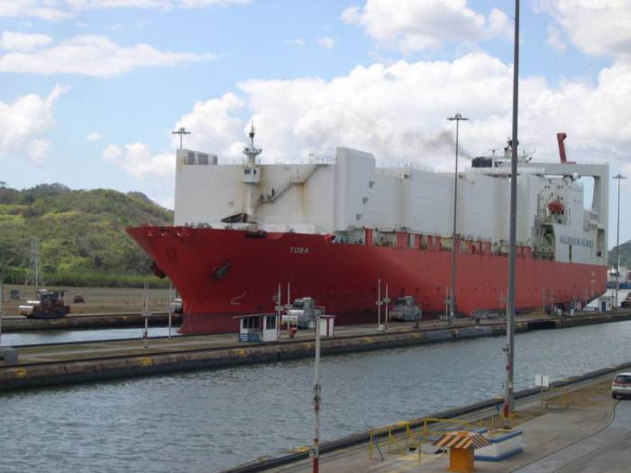 Bateau dans les ecluses de Miraflores