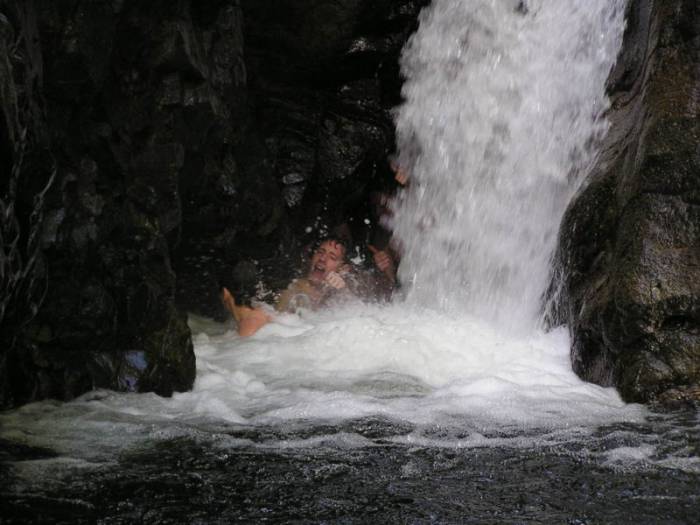 Derrire la cascade