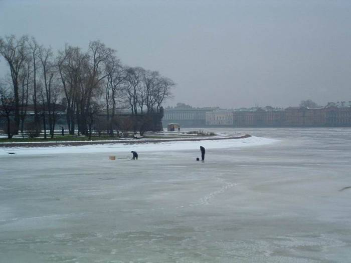 Pche sur la Neva gelee