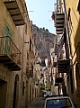Rue de Cefalù, rocher au fond