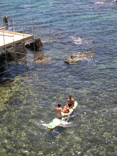 Ici on bosse sur les chantiers en maillot de bain