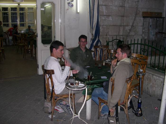 Une soire comme on les aime... Chai, arguila, cartes...
