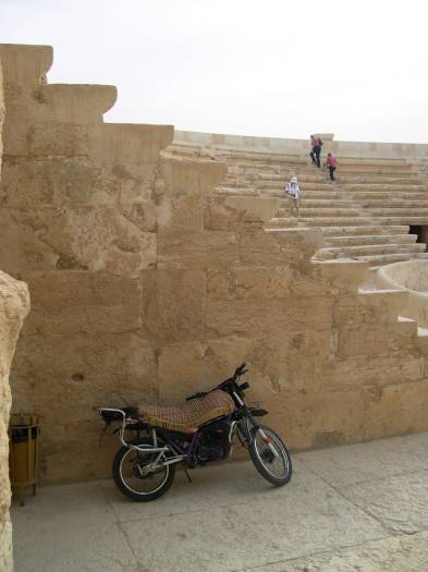 Moto du gardien,  l'ombre